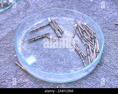 Bohrwerkzeuge aus Diamantmaterial, das für die Stomatologie verwendet wird. Behandlungswerkzeuge im Zahnarztlabor Stockfoto