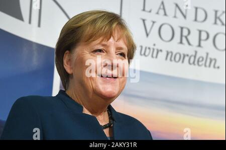 Grimmen, Deutschland. 10 Jan, 2020. Bundeskanzlerin Angela Merkel (CDU), nimmt an dem Neujahrsempfang der Landrat des Vorpommern-Rügen Bezirk. Merkel hat den Wahlkreis Stralsund-Greifswald - Rügen-Vorpommern seit 1990 mit einem Direktmandat im Bundestag vertreten. Quelle: Stefan Sauer/dpa/Alamy leben Nachrichten Stockfoto