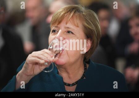 Grimmen, Deutschland. 10 Jan, 2020. Bundeskanzlerin Angela Merkel (CDU), nimmt an dem Neujahrsempfang der Landrat des Vorpommern-Rügen Bezirk. Merkel hat den Wahlkreis Stralsund-Greifswald - Rügen-Vorpommern seit 1990 mit einem Direktmandat im Bundestag vertreten. Quelle: Stefan Sauer/dpa/Alamy leben Nachrichten Stockfoto