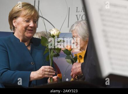 Grimmen, Deutschland. 10 Jan, 2020. Bundeskanzlerin Angela Merkel (l, CDU), nimmt an dem Neujahrsempfang der Landrat des Vorpommern-Rügen Bezirk. Merkel hat den Wahlkreis Stralsund-Greifswald - Rügen-Vorpommern seit 1990 mit einem Direktmandat im Bundestag vertreten. Quelle: Stefan Sauer/dpa/Alamy leben Nachrichten Stockfoto