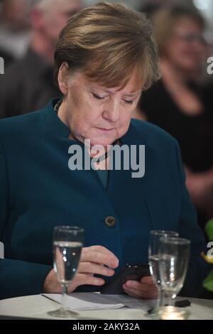 Grimmen, Deutschland. 10 Jan, 2020. Bundeskanzlerin Angela Merkel (CDU), nimmt an dem Neujahrsempfang der Landrat des Vorpommern-Rügen Bezirk. Merkel hat den Wahlkreis Stralsund-Greifswald - Rügen-Vorpommern seit 1990 mit einem Direktmandat im Bundestag vertreten. Quelle: Stefan Sauer/dpa/Alamy leben Nachrichten Stockfoto