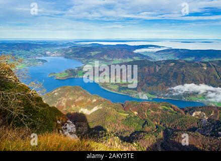 Malerische Herbstalpen Bergseen Blick vom Schafberg Aussichtspunkt, Salzkammergut, Oberösterreich. Schöne Reise, Wandern, saisonal und Natur bea Stockfoto