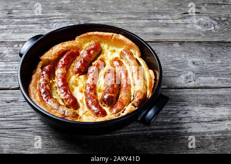 Kröte im Loch, Wurst Toad, traditionelles englisches Gericht, bestehend aus Würstchen in Yorkshire Pudding Batter, horizontale Sicht von oben, Nahaufnahme Stockfoto