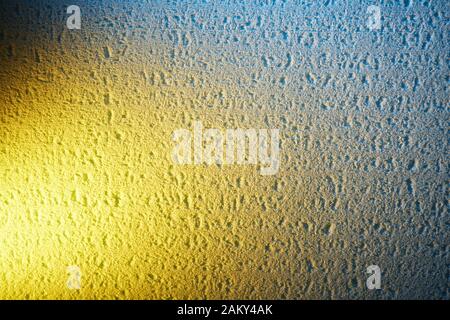 Der Vorteil einer gelben Farbe auf hellem Hintergrund Stockfoto