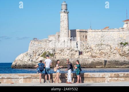 Touristen bewundern die Faro Castillo del Morro, Havanna, Kuba Stockfoto