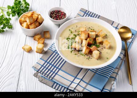 Asiago Gebratene Knoblauchkaulblumensuppe in einer weißen Schüssel mit Croutons, horizontaler Ansicht von oben Stockfoto