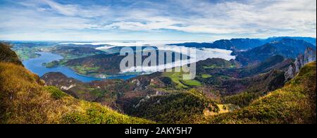 Malerische Herbstalpen Bergseen Blick vom Schafberg Aussichtspunkt, Salzkammergut, Oberösterreich. Schöne Reise, Wandern, saisonal und Natur bea Stockfoto