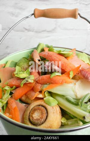 Gemüse- und Obstmüll in einen Eimer für Heimkompostierung eingesammelt Stockfoto