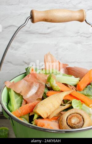 Gemüse- und Obstmüll in einen Eimer für Heimkompostierung eingesammelt Stockfoto