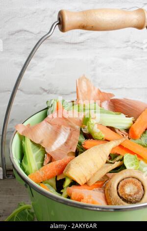 Gemüse- und Obstmüll in einen Eimer für Heimkompostierung eingesammelt Stockfoto