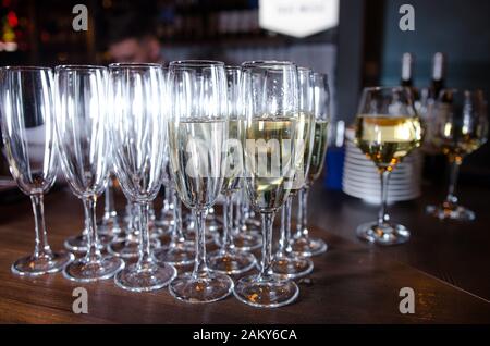 Gläser Champagner auf Bar-Hintergrund Stockfoto