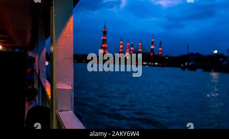 Samarinda Islamic Centre nachts vom Boot aus gesehen. Mahakam Riverbank Stockfoto