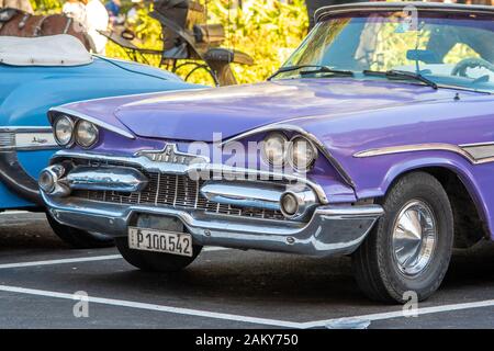 Bunte klassische amerikanische Autos aus den 50er Jahren, Havanna, Kuba Stockfoto