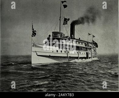 Souvenir auf die Stadt Kingston Ontario, Kanada, und der Tausend Inseln, Fluss StLawrence. Ein Blick FR2M RAUCH ISLAND IN DER KANADISCHEN KANAL. Auf dem 50-Meile Reise°F NEUE. INSEL WANDERERBy Suchen in verschiedene Richtungen 41 Inseln können von diesem Punkt gezählt werden.. Dampfgarer TORONTO, RICHELIEU Linie das Neueste und Beste Boot der gesamten Flotte. In der Tat hat sie keine Chancengleichheit für Geschwindigkeit, Komfort, Eleganz oder Ausrüstung auf dem St. Lawrence oder LakeOntario. Sie ist zu groß, den Stromschnellen zu laufen; die Passagiere sind auf kleinere Boote übertragen, bevor die Stromschnellen erreicht sind. Stockfoto