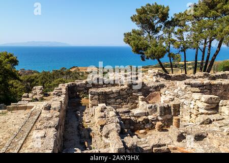 Blick von der Ausgrabungsstätte der antiken Stadt Kamiros an der Westseite der Insel Rhodos, Griechenland am Meer der Ägiden Stockfoto