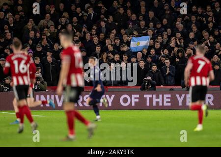 Sheffield, Großbritannien. 10 Jan, 2020. West Ham United Fans halten eine Argentinien Flagge während der Premier League Match zwischen Sheffield United und West Ham United an Bramall Lane auf Januar in Sheffield, England 10 2020. (Foto von Daniel Chesterton/phcimages.com) Credit: PHC Images/Alamy leben Nachrichten Stockfoto