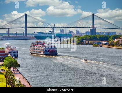 Fluss Boote auf den Savannah River Stockfoto