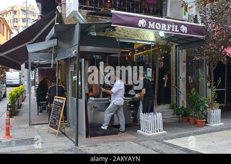 Istanbul, Türkei - 10. September 2019. Ein Koch bereitet Kebabs für Kunden in einem kleinen Restaurant in Ortakoy, Besiktas, Istanbul, vor. Stockfoto