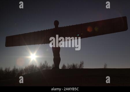 Gateshead, Großbritannien, 10. Januar 2019, Wolf Mond hinter Engel des Nordens, Kredit: David Whinham/Alamy leben Nachrichten Stockfoto