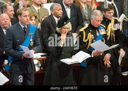 HM die Königin und der Herzog von Edinburgh sind durch die anderen Mitglieder der Königlichen Familie bei einem Dienst der Danksagung an die St Paul's Kathedrale in London Ende des Irak Krieges zu gedenken. Stockfoto