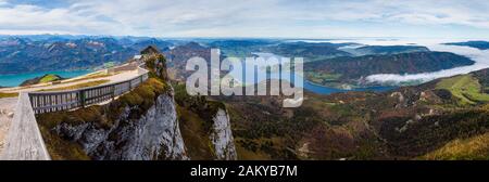 Malerische Herbstalpen Bergseen Blick vom Schafberg Aussichtspunkt, Salzkammergut, Oberösterreich. Schöne Reise, Wandern, saisonal und Natur bea Stockfoto