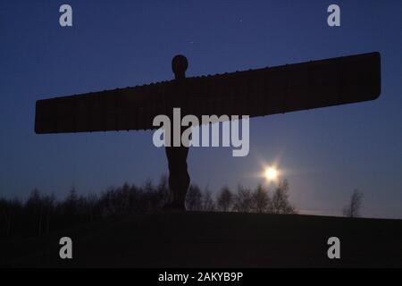 Gateshead, Großbritannien, 10. Januar 2019, Wolf Mond hinter Engel des Nordens, Kredit: David Whinham/Alamy leben Nachrichten Stockfoto