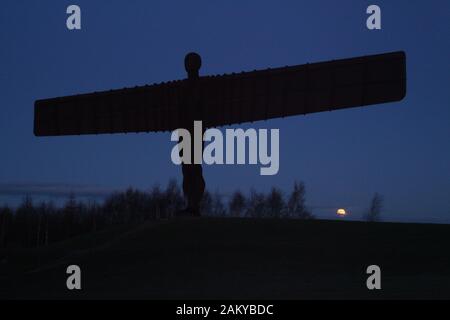 Gateshead, Großbritannien, 10. Januar 2019, Wolf Mond hinter Engel des Nordens, Kredit: David Whinham/Alamy leben Nachrichten Stockfoto