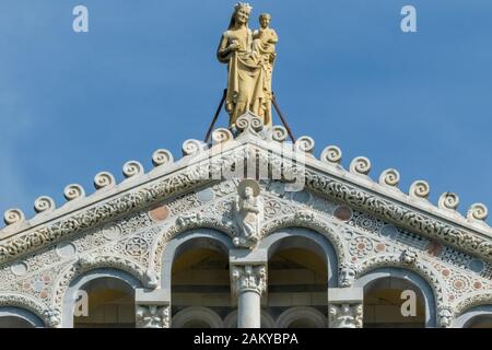 Statue auf der Oberseite des Pisa, Kathedrale, Piazza del Duomo, Toskana, Italien Stockfoto