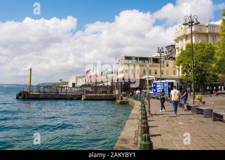 Istanbul, Türkei - 10. September 2019. Touristen genießen den Blick auf die Küste an der Fährstation in Ortakoy, Besiktas, Istanbul. Stockfoto