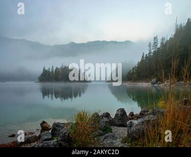 Foggy Eibsee und Zugspitze in Morgensonne Stockfoto