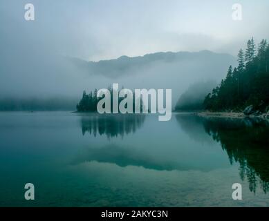 Foggy Eibsee und Zugspitze in Morgensonne Stockfoto