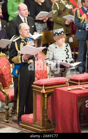 HM die Königin und der Herzog von Edinburgh sind durch die anderen Mitglieder der Königlichen Familie bei einem Dienst der Danksagung an die St Paul's Kathedrale in London Ende des Irak Krieges zu gedenken. Stockfoto