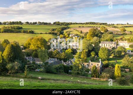 Am Abend Blick auf Dorf Naunton in den Cotswolds, Gloucestershire, England, Großbritannien Stockfoto