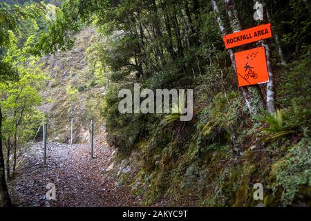 Gehen Sie auf dem Old Ghost Road Trail, Lyell nach Seddonville, Neuseeland. Warnschilder zwischen Lyell und Lyell Saddle Stockfoto
