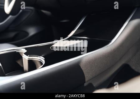 Kabelloses Aufladen auf das moderne Smartphone Stockfoto