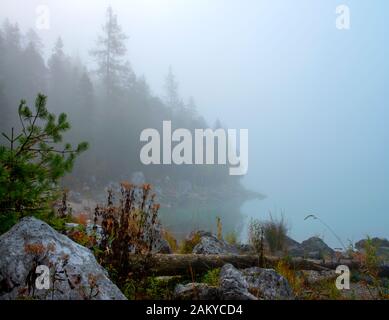 Foggy Eibsee und Zugspitze in Morgensonne Stockfoto