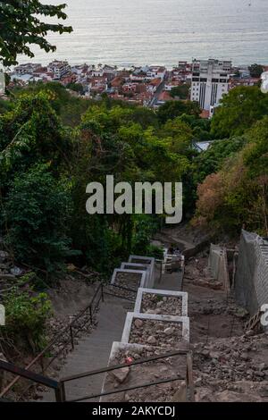 Ein Blick Auf Die Treppe des Pfades hinauf zum Mirador Cerro de la Cruz, Puerto Vallarta, Jalisco, Mexiko. Stockfoto