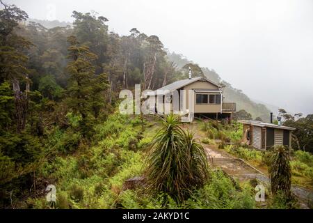 Gehen Sie auf dem Old Ghost Road Trail, Lyell nach Seddonville, Neuseeland. Lyell Saddle Hütte Stockfoto