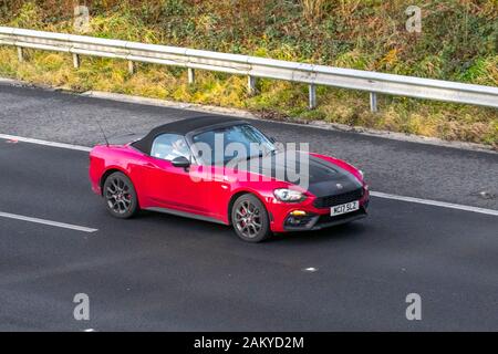 2017 rot Abarth 124 Spider Multiair; Großbritannien Verkehr, Transport, moderne Fahrzeuge, Limousinen, Fahrzeuge, Fahrzeug, uk Straßen, Motoren, fahrende Süden - an die 3 Lane M55 Autobahn Autobahn gebunden Stockfoto