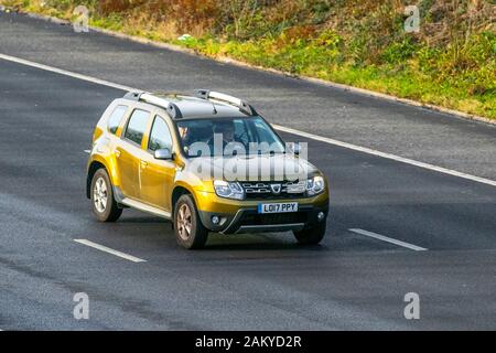 2017 grüne Dacia Duster Laureate DCI 4X2 UK Verkehr, Transport, moderne Fahrzeuge, Limousinen, Fahrzeuge, Fahrzeug, uk Straßen, Motoren, fahrende Süden - an die 3 Lane M55 Autobahn Autobahn gebunden Stockfoto