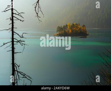 Foggy Eibsee und Zugspitze in Morgensonne Stockfoto