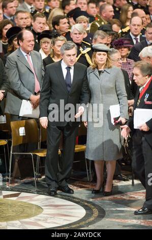 HM die Königin und der Herzog von Edinburgh sind durch die anderen Mitglieder der Königlichen Familie bei einem Dienst der Danksagung an die St Paul's Kathedrale in London Ende des Irak Krieges zu gedenken. Stockfoto