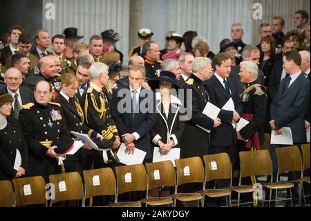 HM die Königin und der Herzog von Edinburgh sind durch die anderen Mitglieder der Königlichen Familie bei einem Dienst der Danksagung an die St Paul's Kathedrale in London Ende des Irak Krieges zu gedenken. Stockfoto