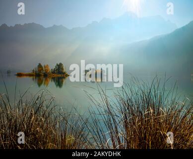 Foggy Eibsee und Zugspitze in Morgensonne Stockfoto