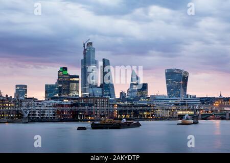 Am frühen Morgen in der Dämmerung über die Gebäude des Financial District, London, England, Großbritannien Stockfoto