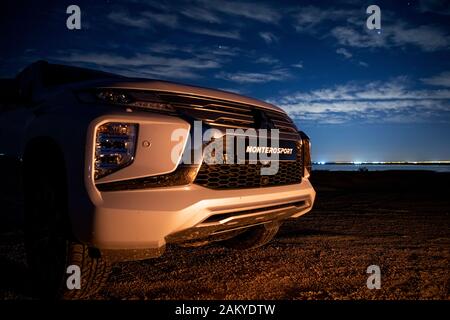 Mitsubishi Montero Sport suv, Geländewagen mit Blick auf die Stadt, Camping in der Wüste Stockfoto