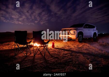 Mitsubishi Montero Sport suv, Geländewagen mit Blick auf die Stadt, Camping in der Wüste Stockfoto