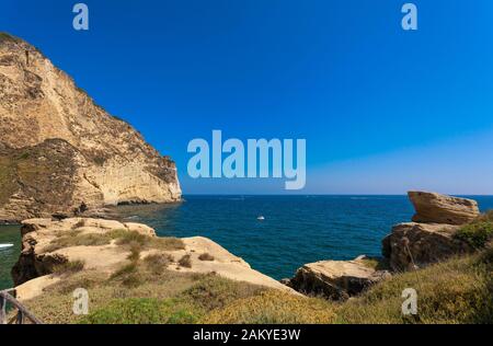 Kleine Bucht und den Strand am Felsen in Capo Miseno, Baia, die Phlegräischen Felder, Golf von Neapel, Kampanien, Italien Stockfoto