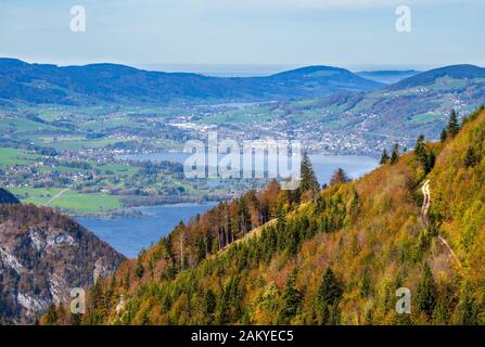 Malerische Herbstalpen Bergseen Blick vom Schafberg Aussichtspunkt, Salzkammergut, Oberösterreich. Stockfoto