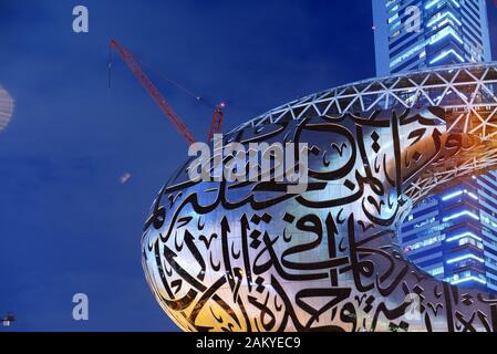 DUBAI, VAE - 15. NOVEMBER: Der Bau der Museum der Zukunft in der Nacht beleuchtung am 15. November 2019 in Dubai, VAE Stockfoto